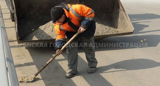 В Брянске отчаялись дождаться снега, с улиц начали убирать песок