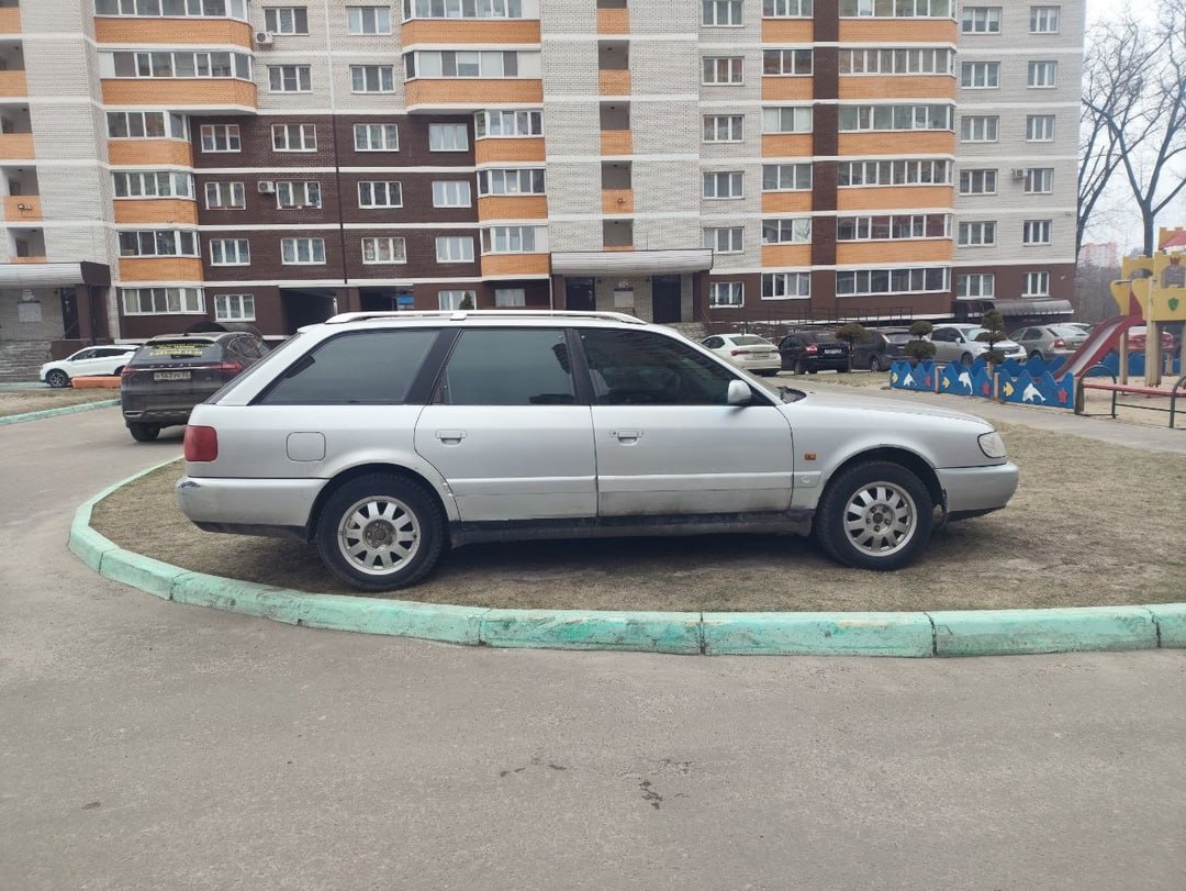 В Сети обсуждают припарковавшегося на газоне в центре ЖК в Брянске