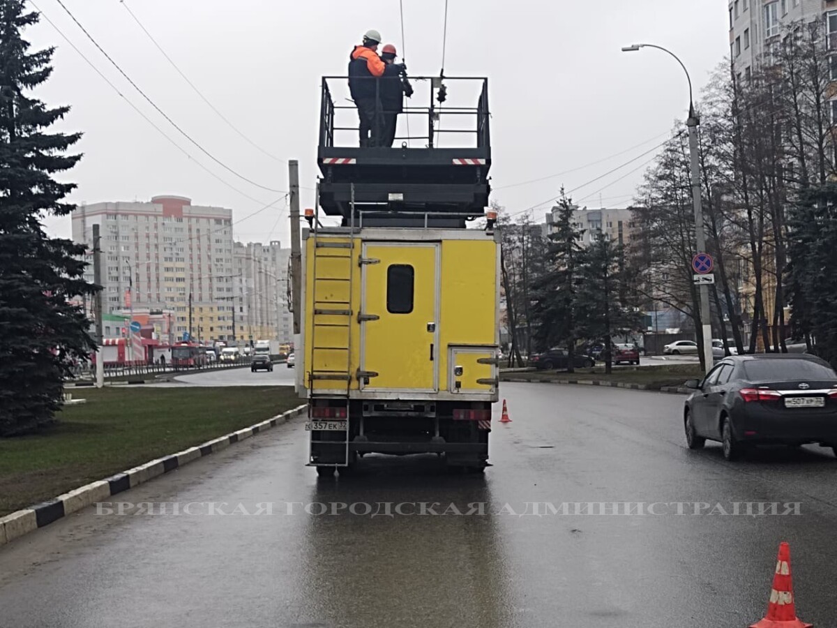 Сегодня на кольце Фокинского района в Брянске задымился троллейбус