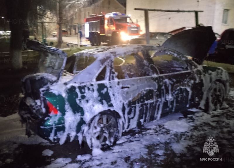 В Брянске автомобиль залили пеной, спасая от огня