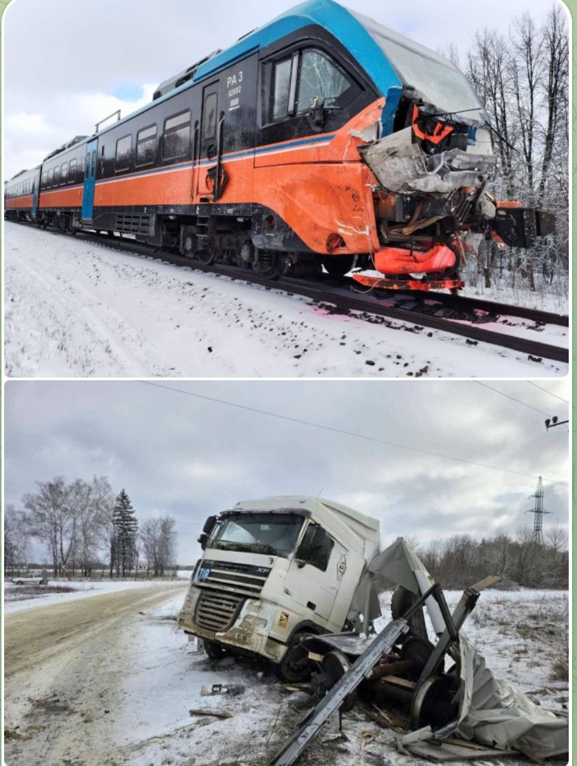 Водитель грузового автомобиля устроил ДТП на железнодорожном переезде в Комаричском районе