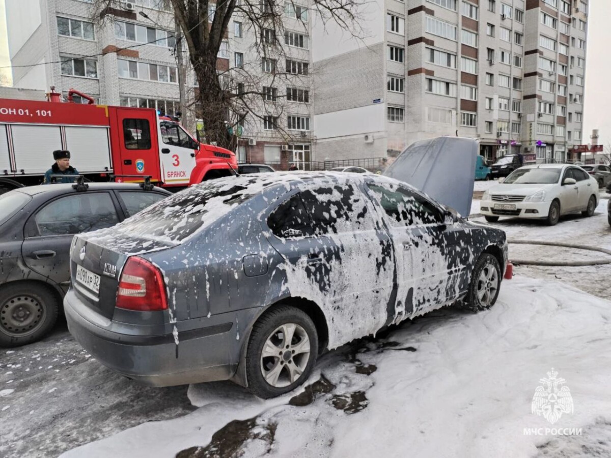 В Брянске загорелся автомобиль