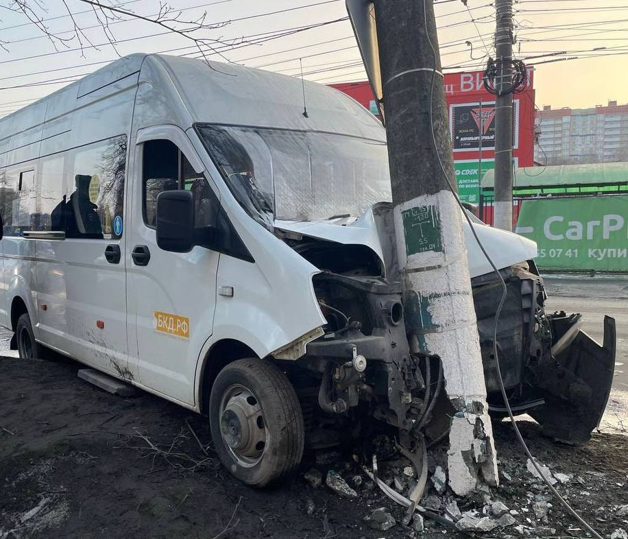 В Брянске маршрутное такси попало в аварию