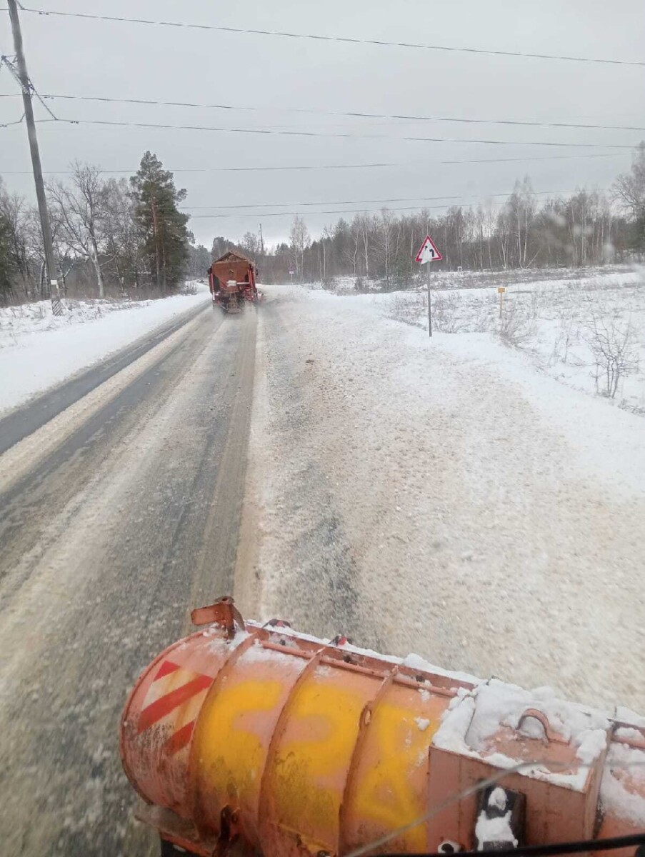 На дорогах в Брянской области вновь высокие снежные валы