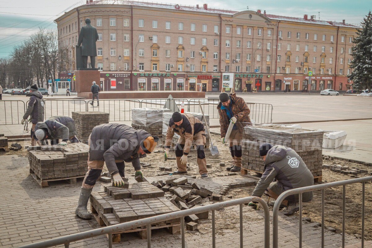 В Брянске продолжили ремонт площади Ленина