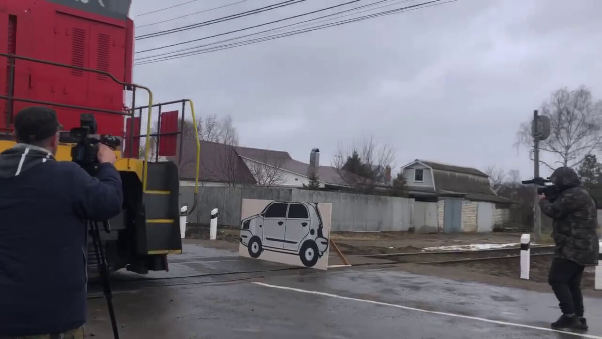 Железнодорожники провели занятие по безопасности на переезде для курсантов автошкол в Брянске