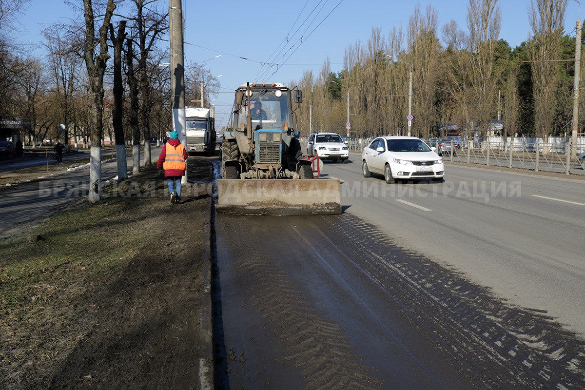 Сегодня на улицы Брянска выведено более 70 единиц коммунальной техники