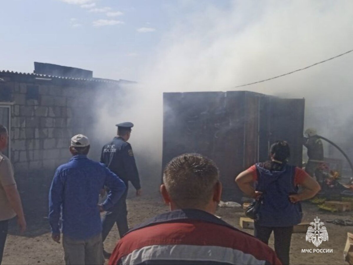 Пожар на продовольственном рынке в Карачеве уничтожил павильоны
