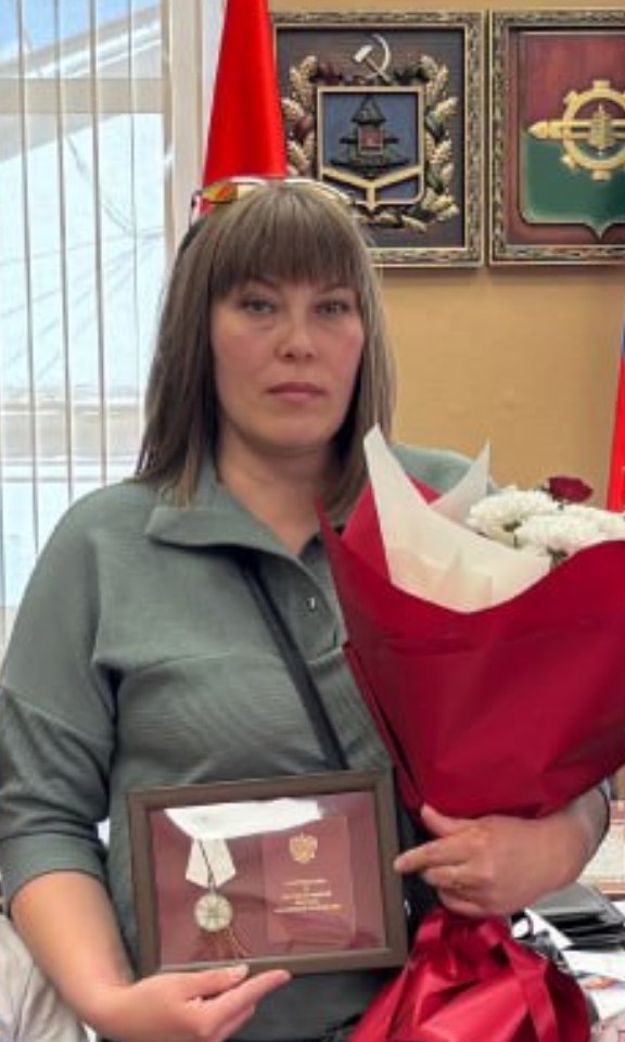В Клинцах супруге героя СВО вручили медаль