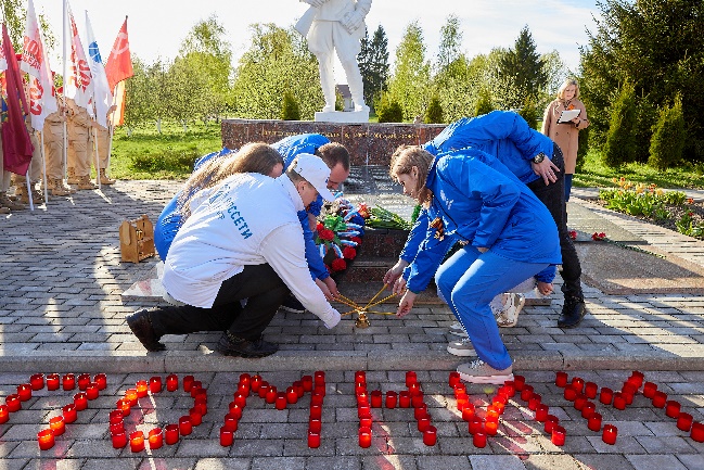 Брянские энергетики «Россети Центр» доставили Вечный огонь к памятнику героя Советского Союза летчика Дегтярева в деревне Голубея