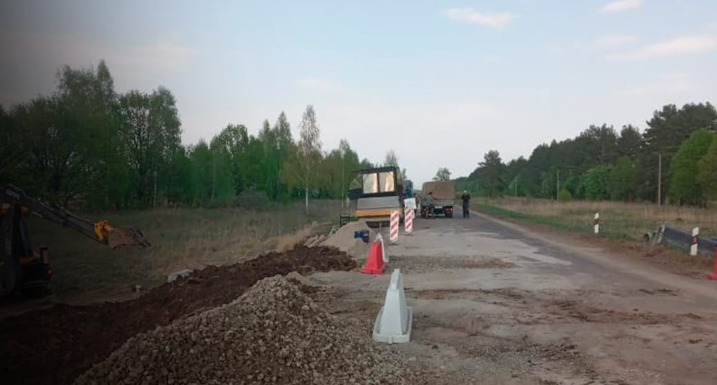 В Комаричском районе на автодороге Комаричи-Севск ведут укладку труб