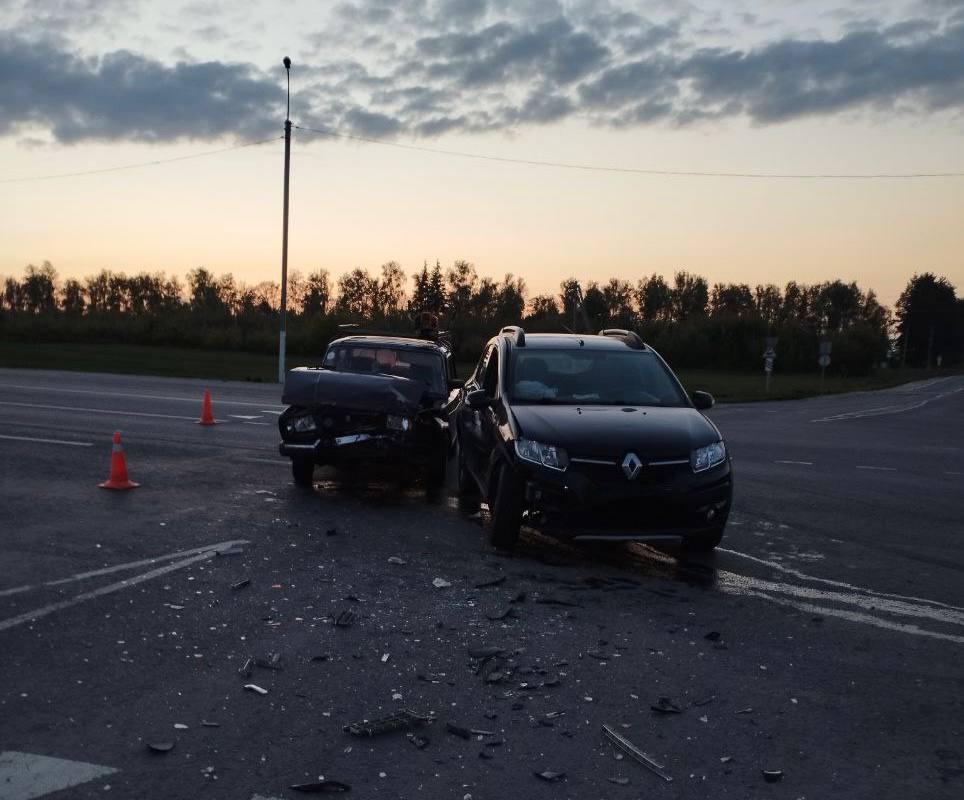 Невнимательный водитель устроил ДТП на перекрестке в Почепском районе