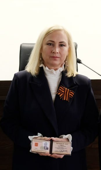 Удостоверение судьи вручили председателю Клинцовского районного суда 