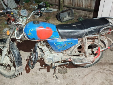 В Трубчевском районе со двора частного дома угнали мопед