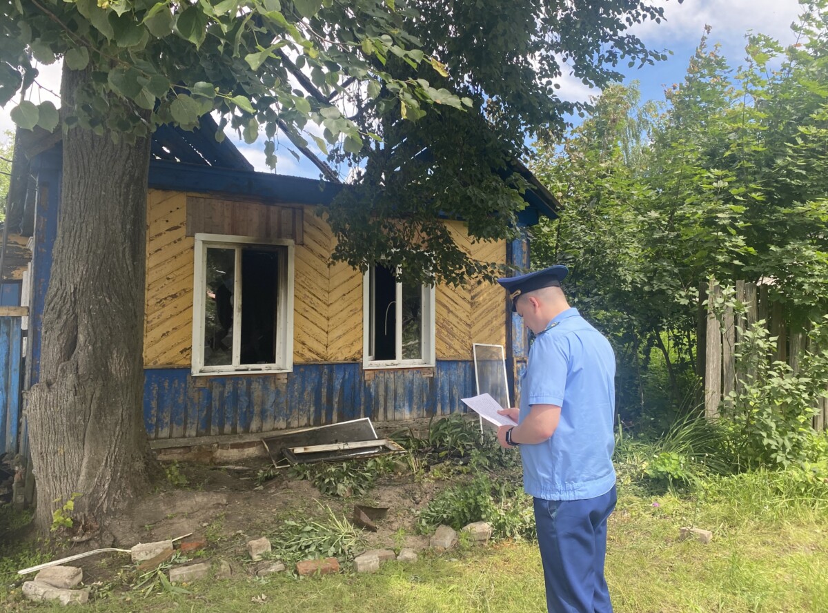 Новозыбковский следком ведет расследование гибели на пожаре матери и сына