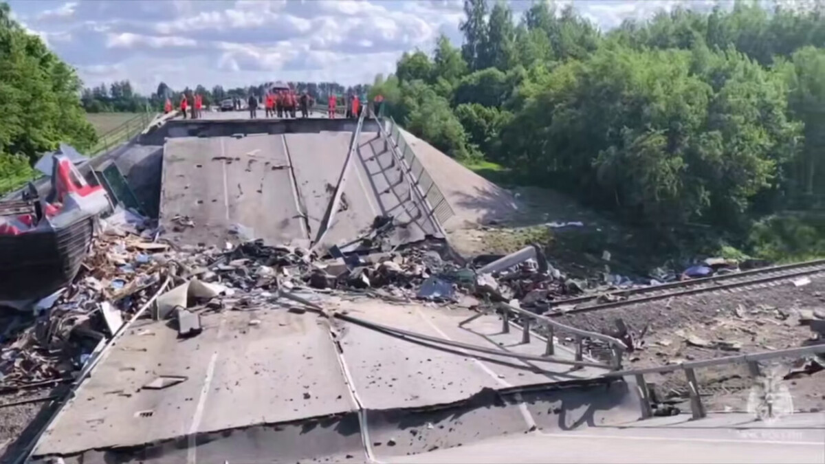 С места обрушения моста в Брянской области убрали три вагона и локомотив