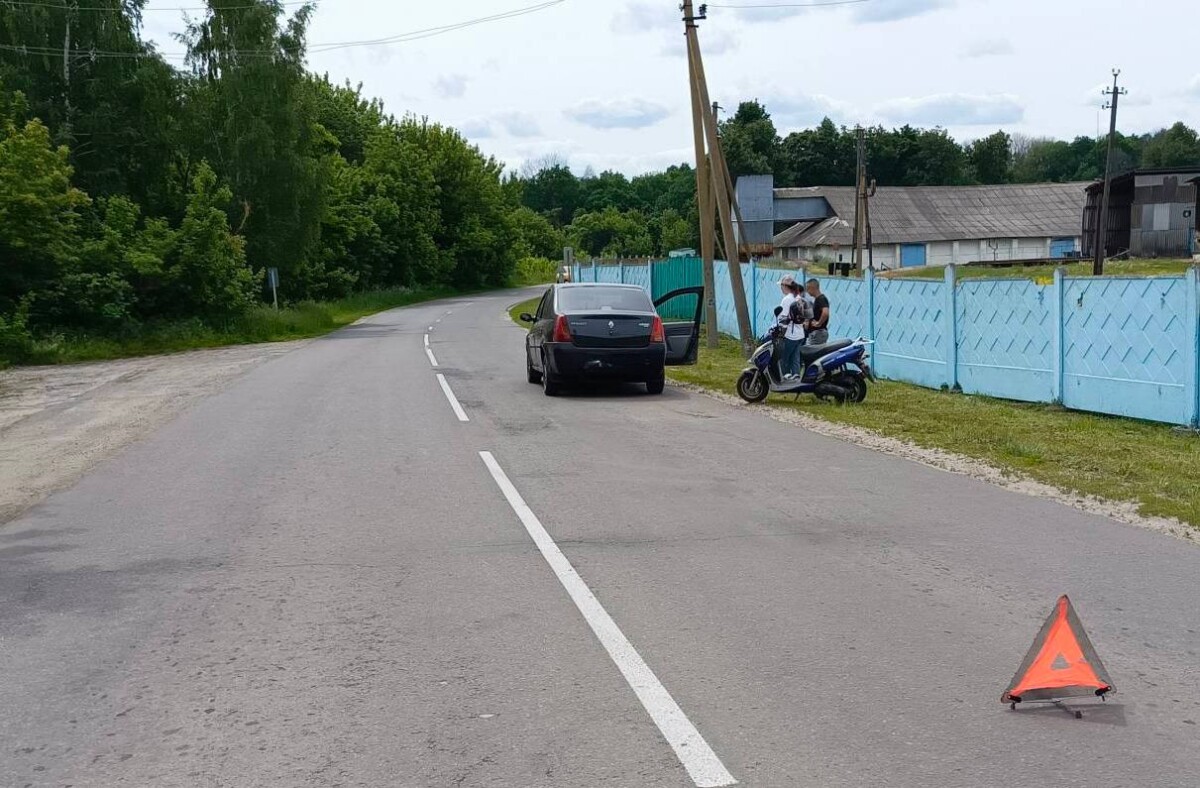 Пожилой водитель мопеда протаранил автомобиль в Комаричах