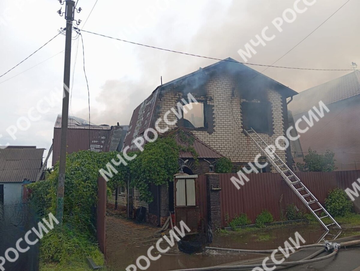 Грозовой разряд спалил жилой дом в Брянске