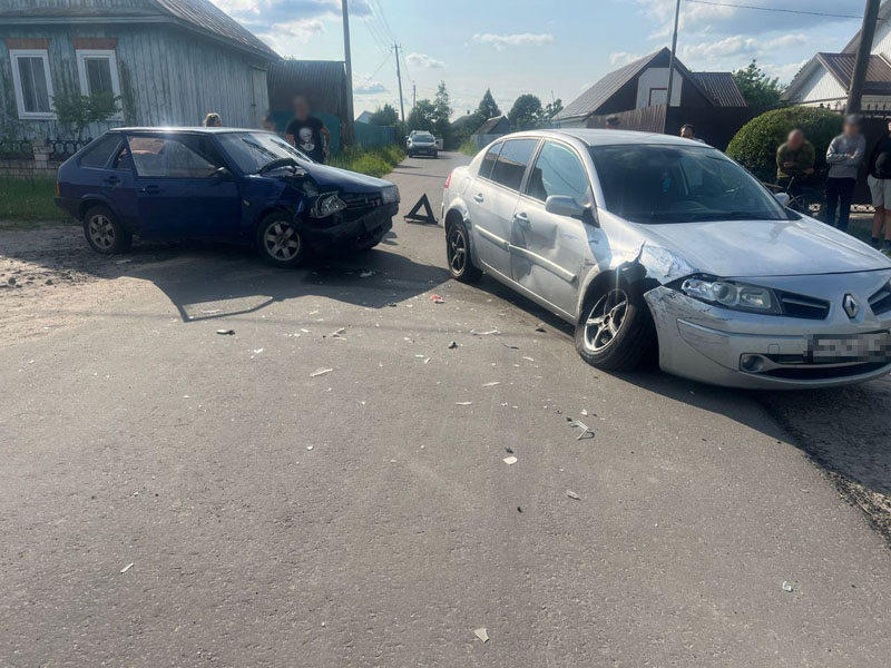 Малоопытная водитель отвлеклась и устроила аварию в Климово