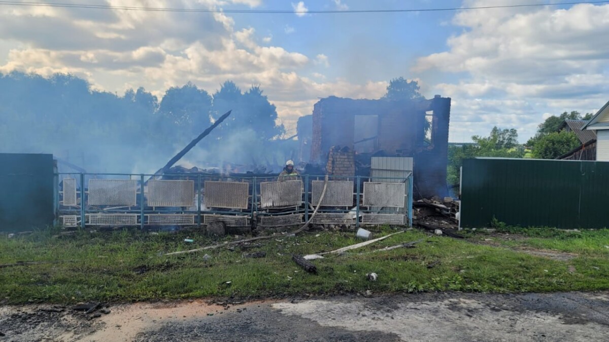 В Карачевском районе от взрыва и пожара разрушен жилой дом многодетной семьи 
