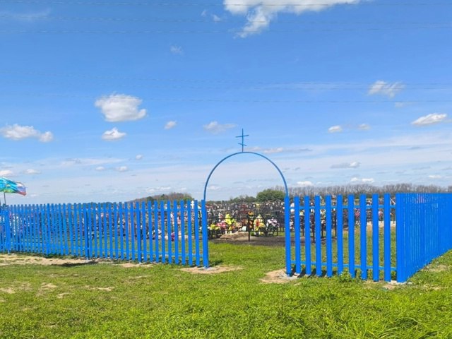 В Комаричах красиво огородили кладбище