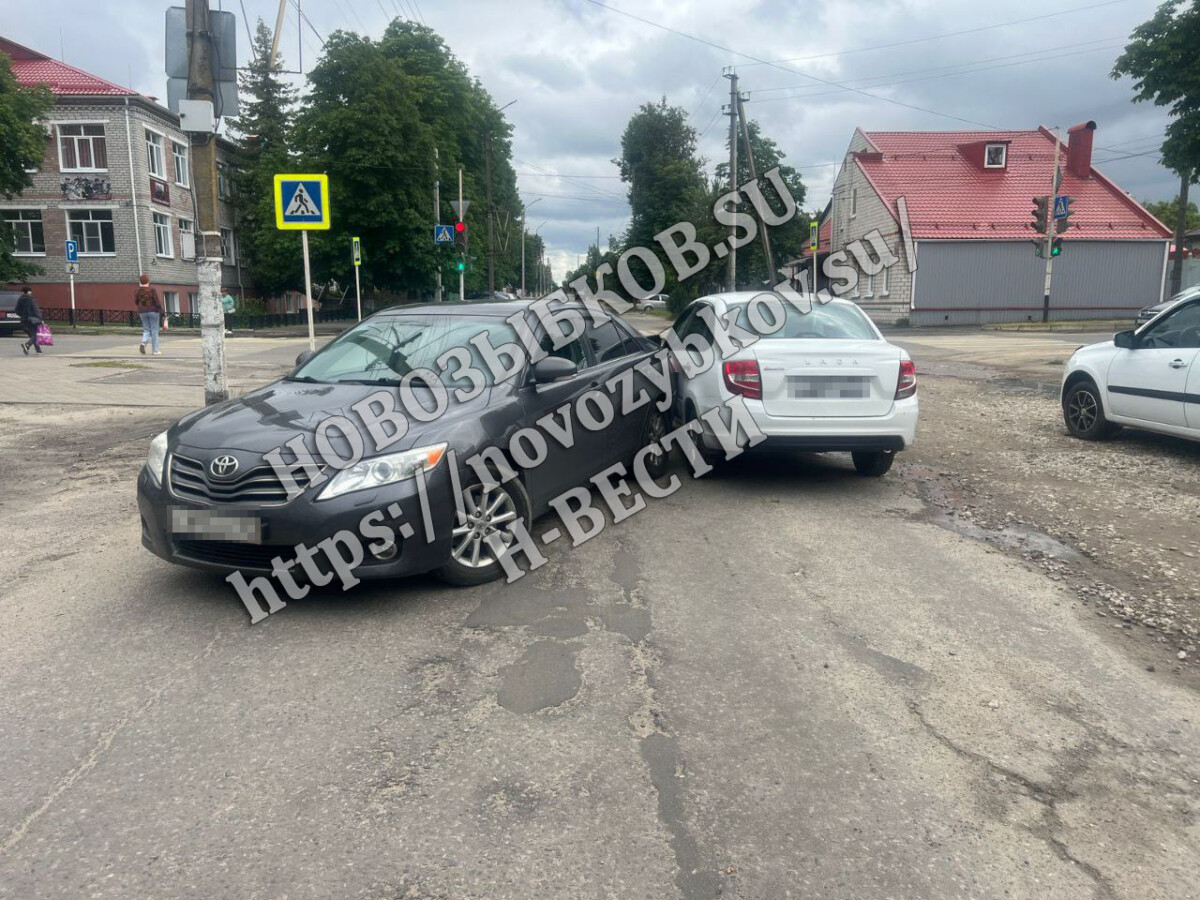 На «чудо-перекрестке» у детской художественной школы в Новозыбкове вновь авария