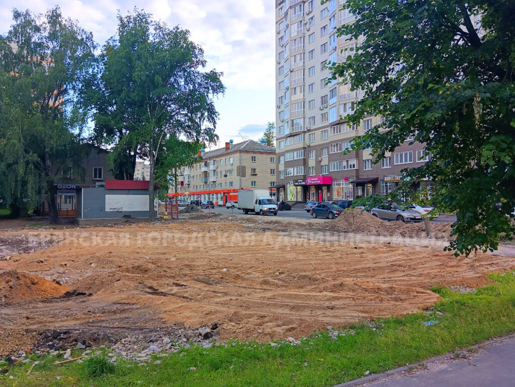 В Брянске на месте трёх аварийных домов в Фокинском районе теперь ровная площадка
