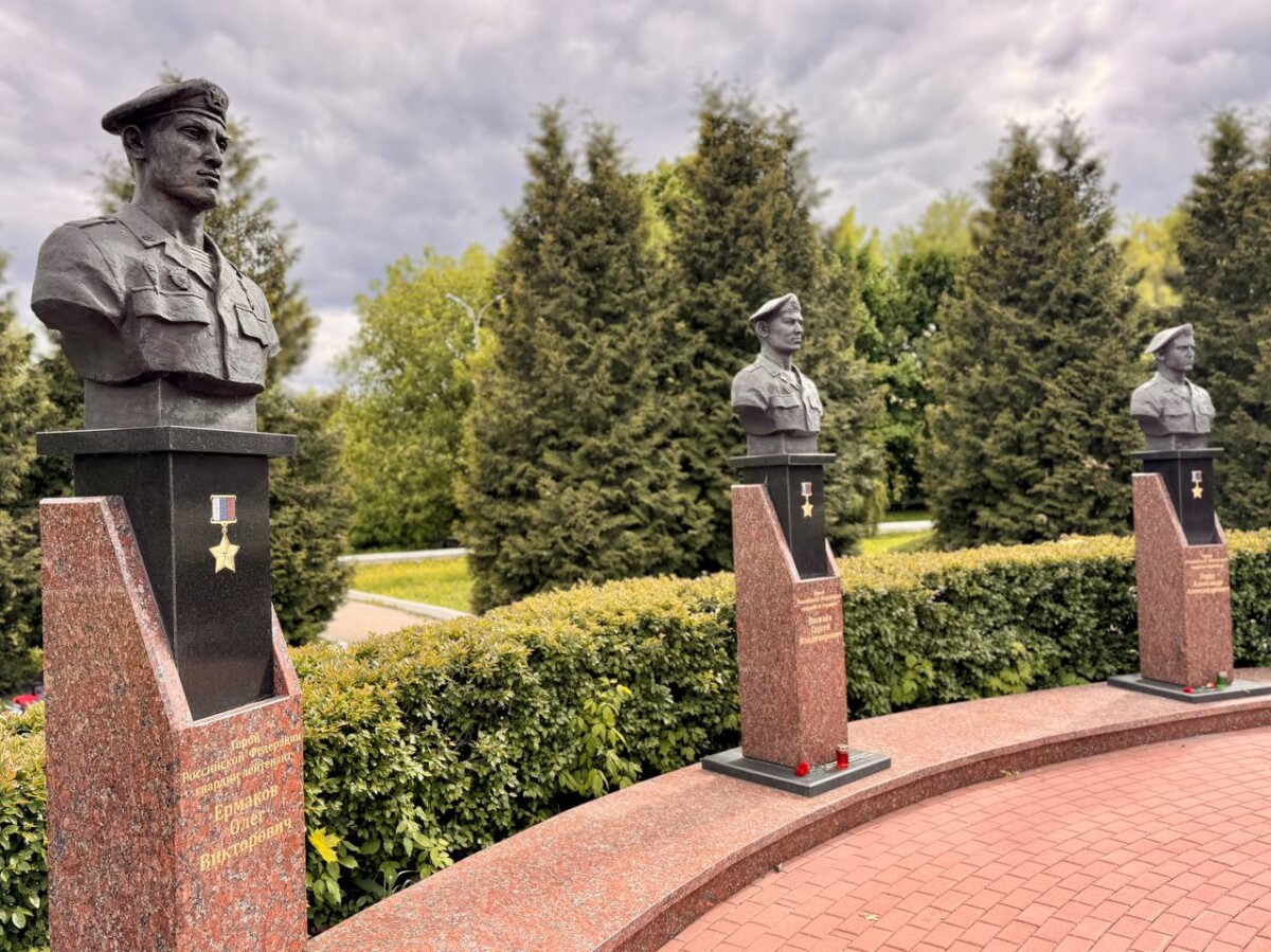 В День ветеранов боевых действий несут цветы к мемориалу «Круговая оборона» в Брянске