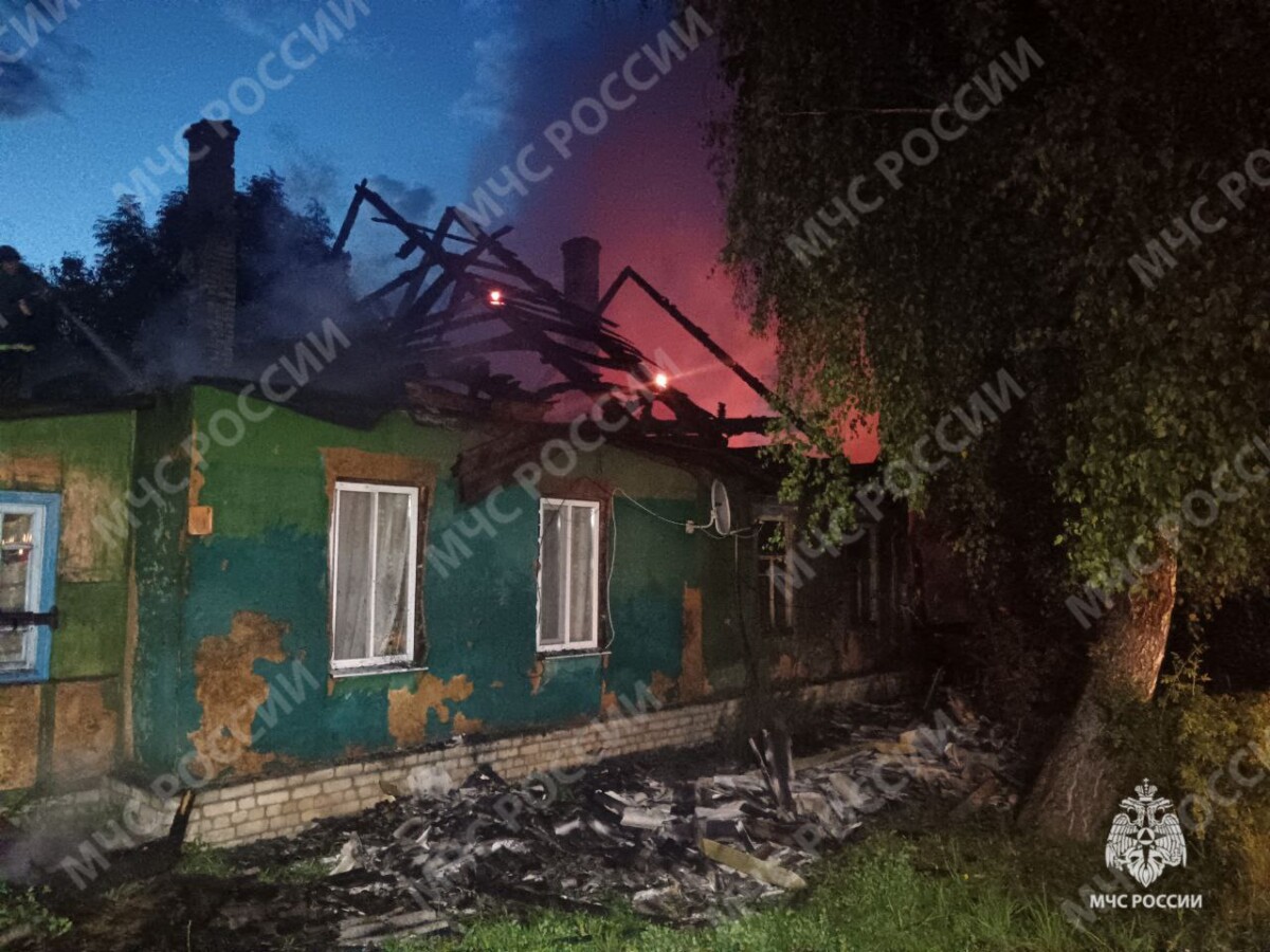 Жилой дом сгорел под Злынкой, травмирован мужчина