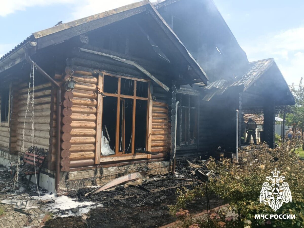 В клинцовском селе Ардонь сгорел деревянный дом