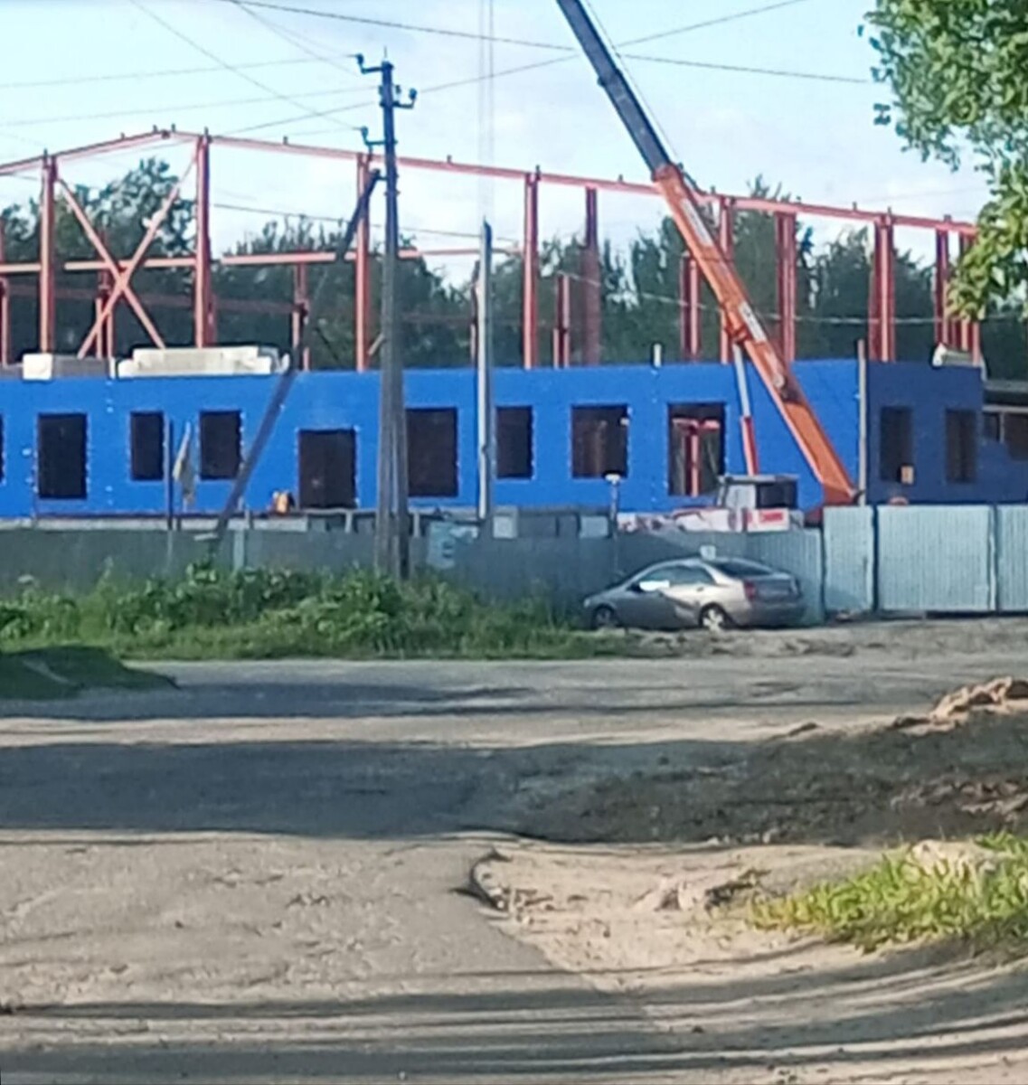 Крыши нет, но облицовка фасада началась на здании ФОКа с бассейном в Новозыбкове