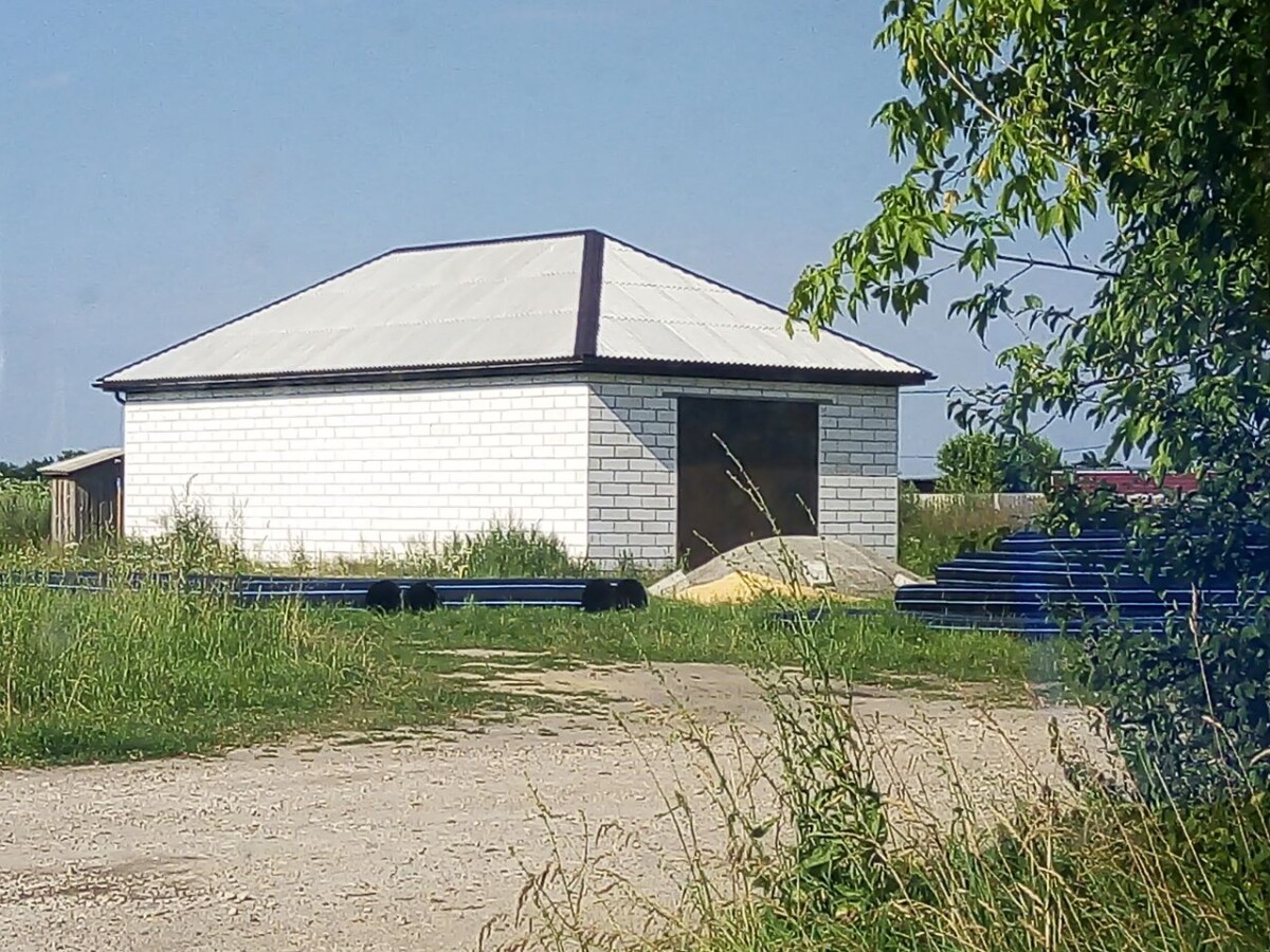 На улицу Славянскую в Новозыбкове завезли водопроводные трубы