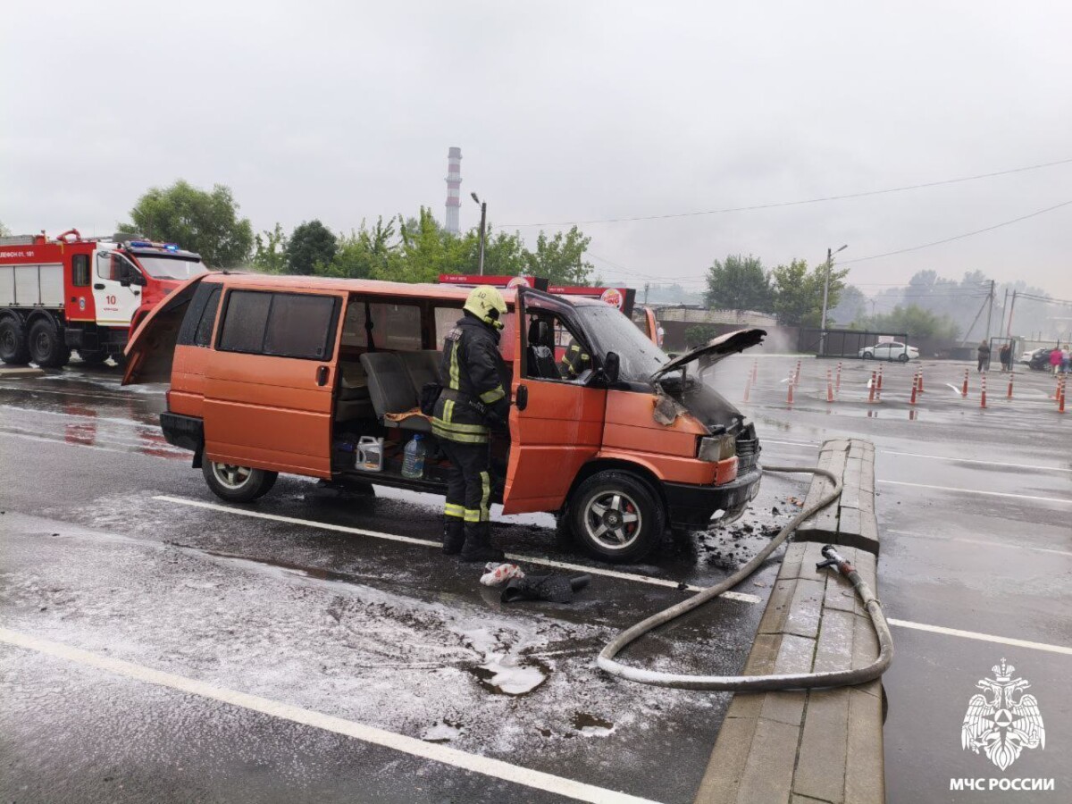 В Клинцах выгорел двигатель автомобиля