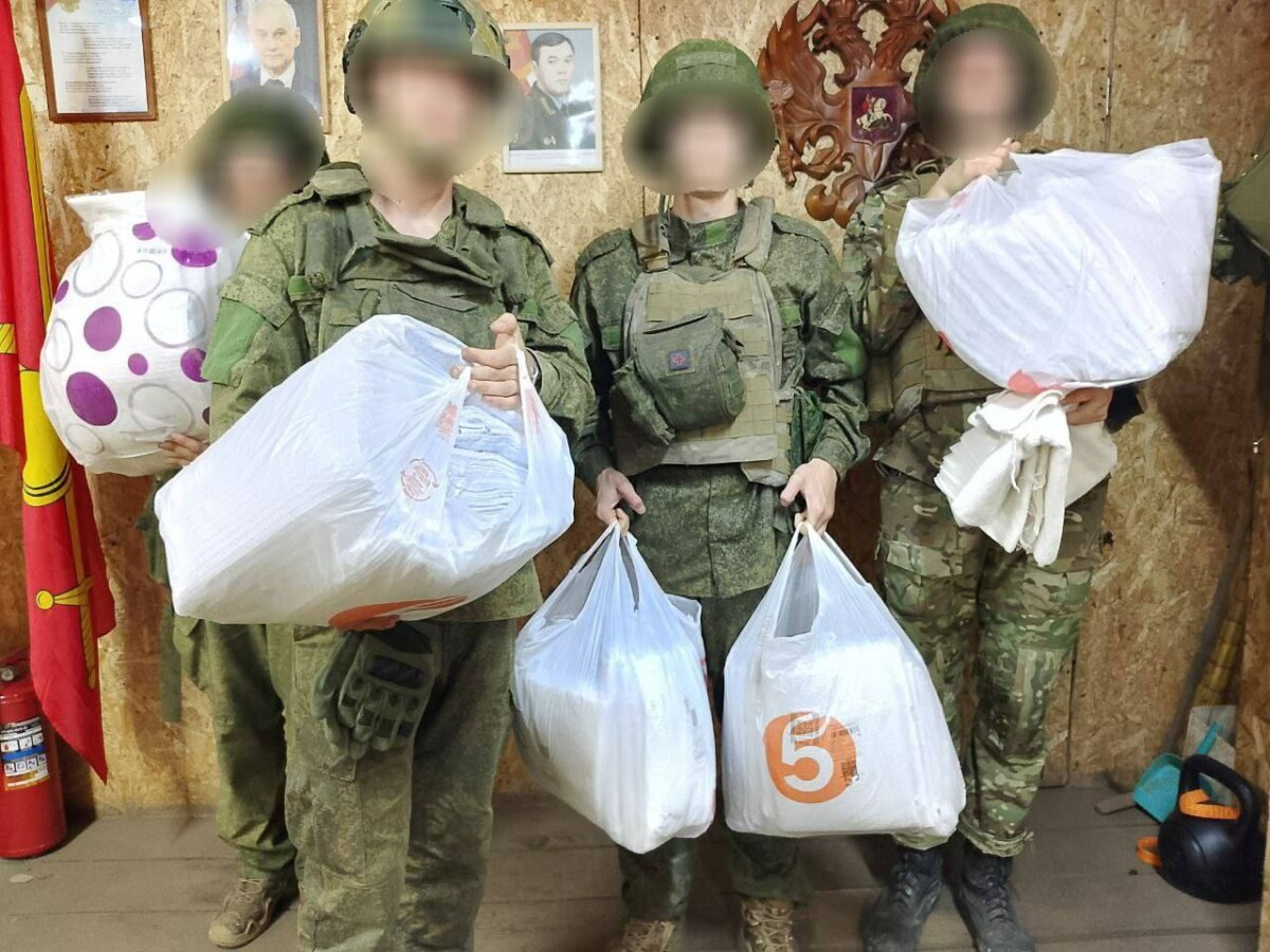 Жители Суземки передали бойцам СВО угощения и полотенца