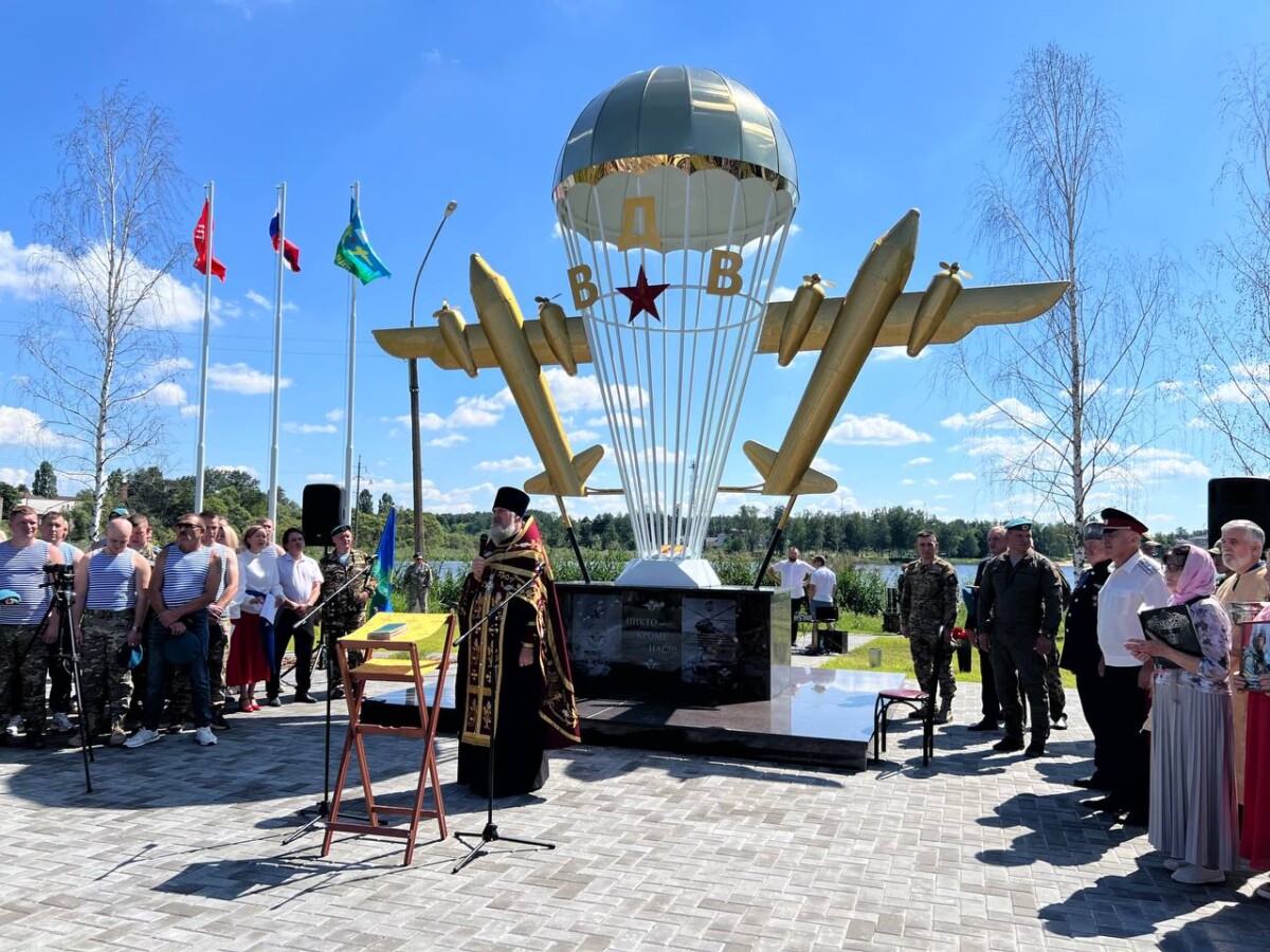 В Климовском районе открыли памятный знак в честь воинов-десантников