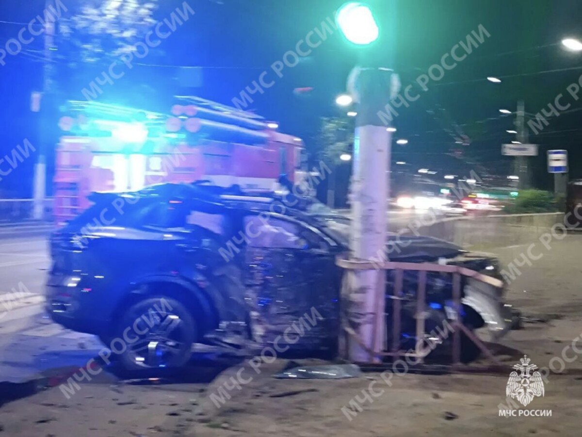 В Брянске ночью произошло ДТП с участием двух автомобилей на проспекте Станке Димитрова