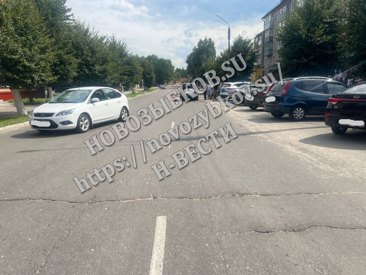 Два водителя устроили ДТП в Новозыбкове у здания полиции