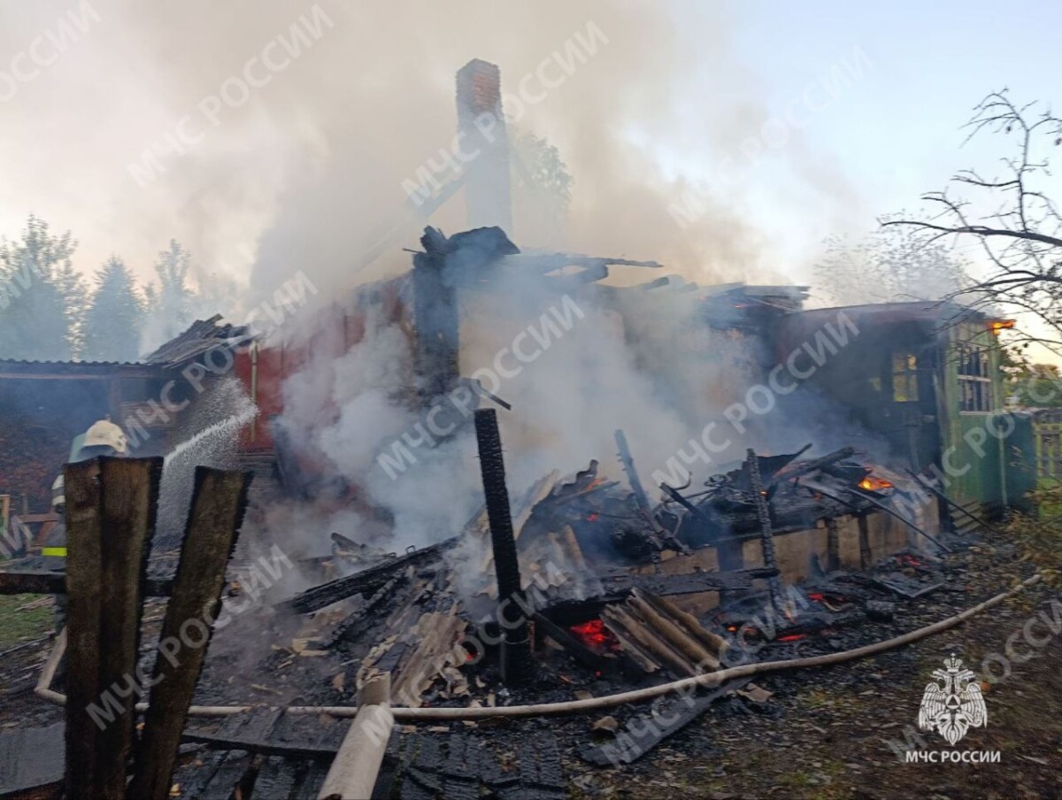 Сгорел дом в деревне под Карачевом
