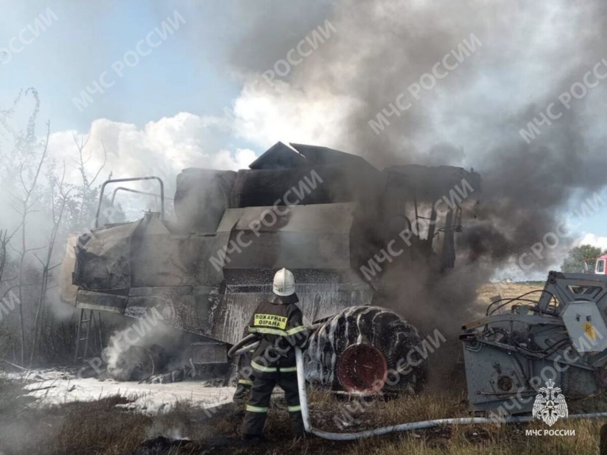 Комбайн сгорел в поле в Мглинском районе