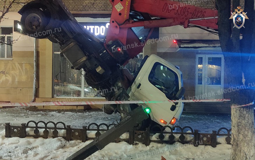 Автовышка опрокинулась в Брянске, рабочий выпал из монтажной люльки