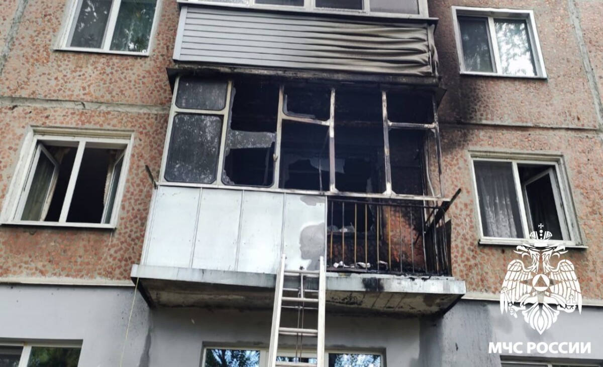 Двух человек спасли при пожаре в Белых Берегах
