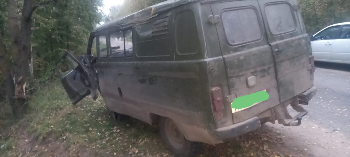 На брянской трассе автомобиль слетел в кювет