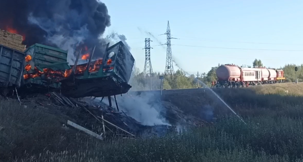 Столкновение грузовика с поездом на железнодорожном переезде в Смоленской области