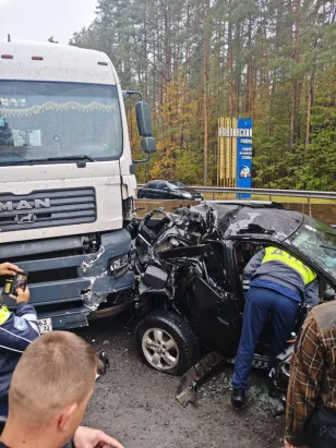 Легковушку смяло под фурой, но все выжили в аварии в Брянском районе