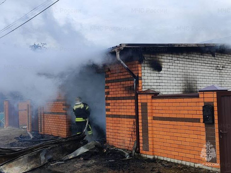 В Брянске сгорел гараж и автомобиль в нём