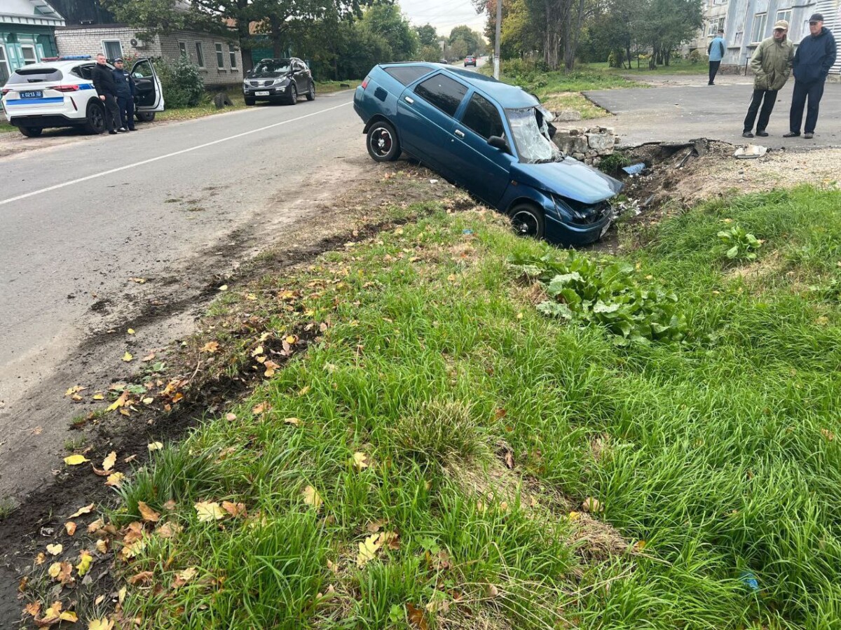 Молодой водитель не справился с управлением и слетел в кювет в Новозыбкове