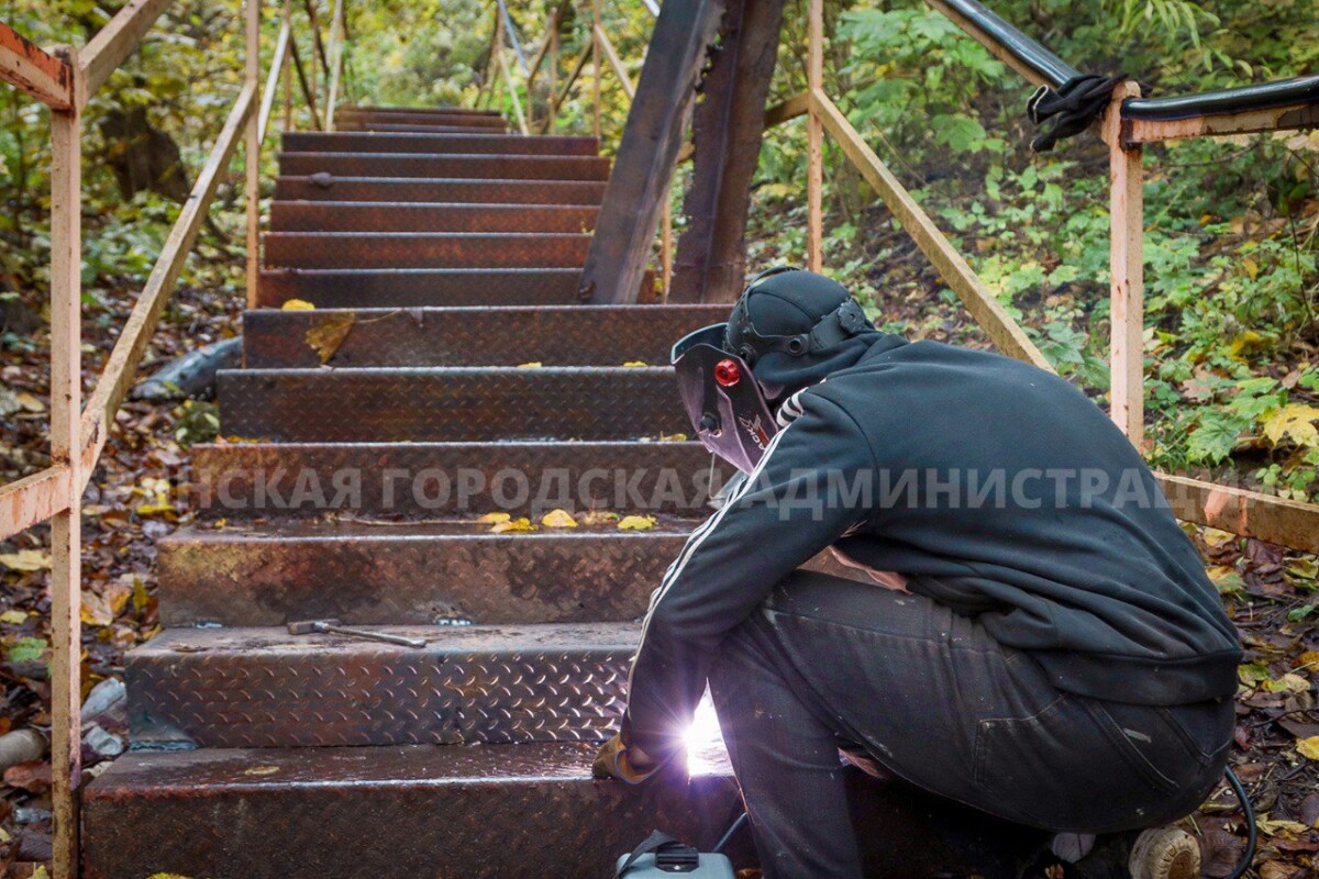 В Брянске завершается ремонт уличной лестницы, ведущей к роднику «Белый колодец» за ЦУМом