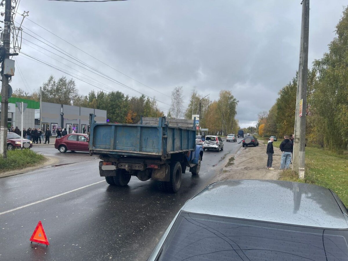 В Новозыбкове грузовик «наподдал» легковушке