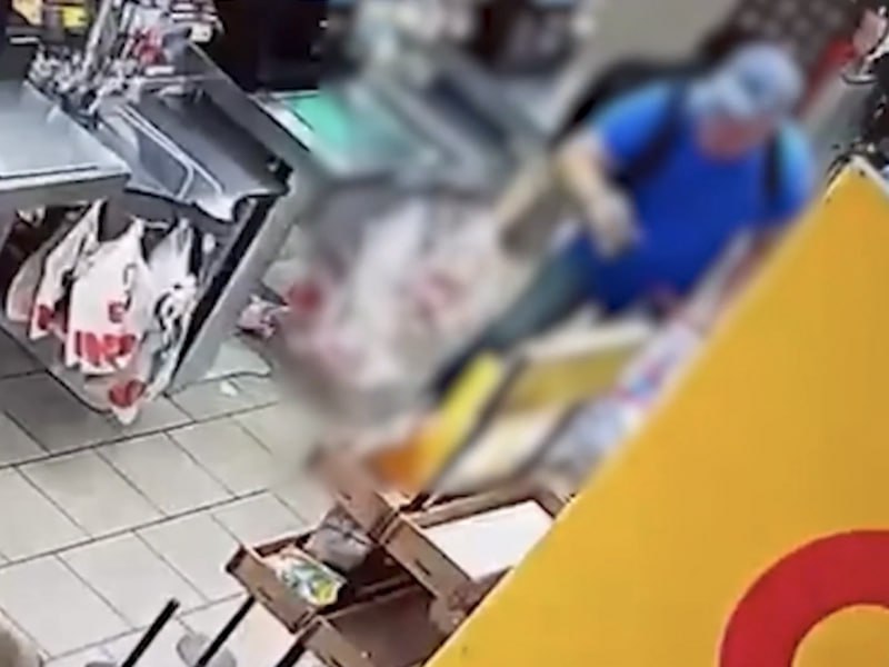 В Брянске покупатель подобрал чужой кошелёк в магазине 