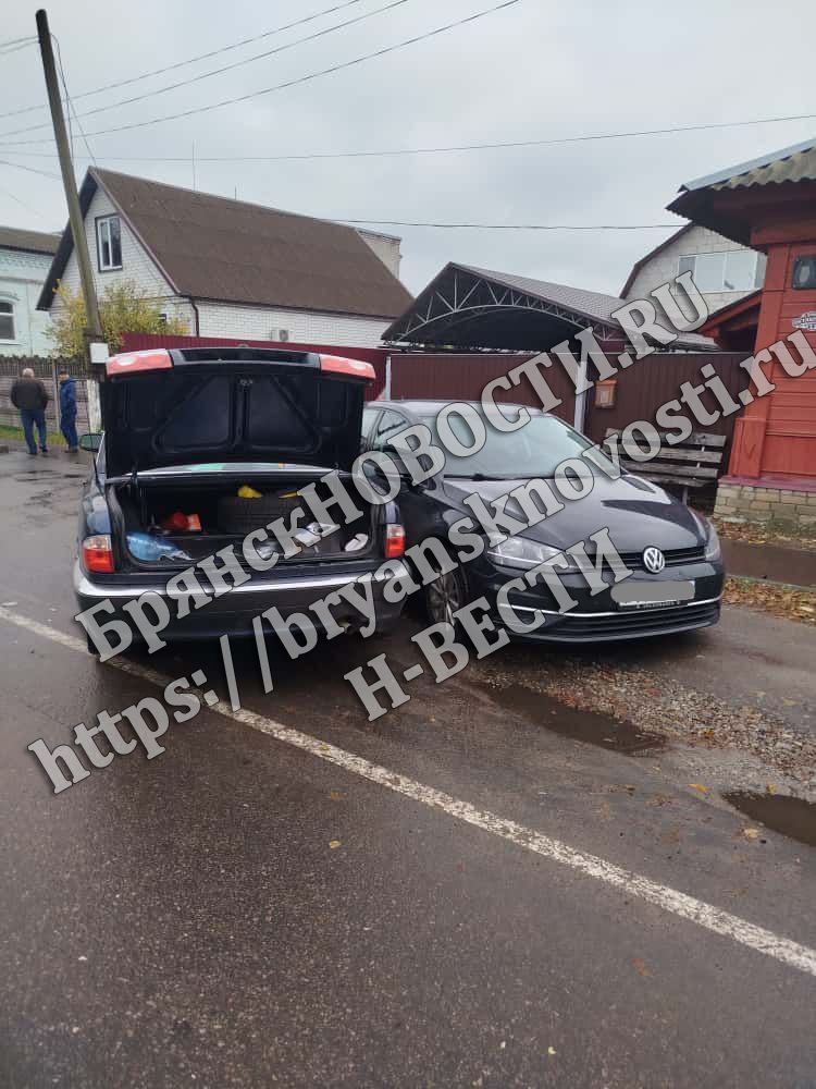 Два автомобиля притерлись на обочине в Климово